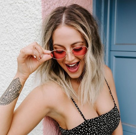 Bess Beckmann model adult images