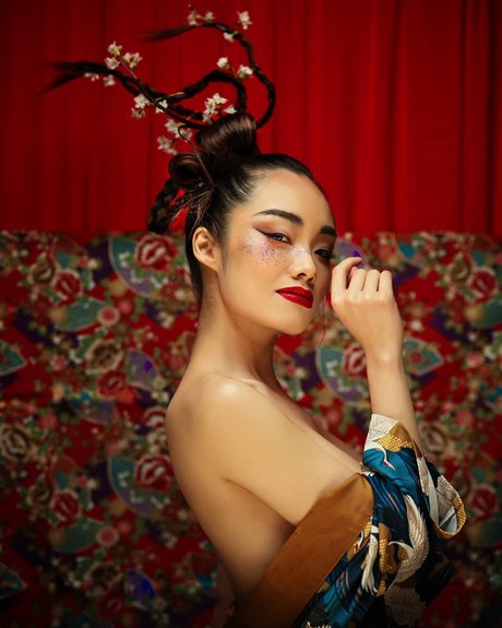 Queenie Lam star erotic images