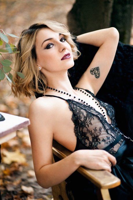 Dear Iris star erotic photo