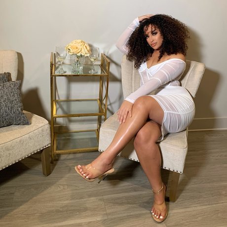 Falliie adult model picture