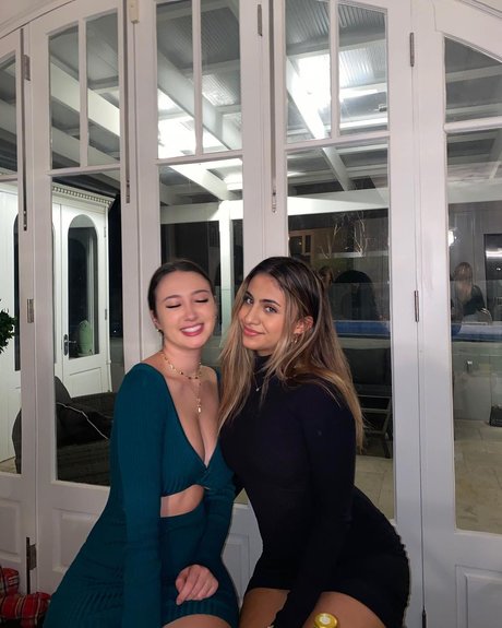 Issy Hecxo_ hd model picture