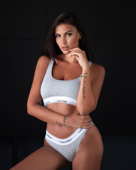 Natasha Nesci_ model nice galleries