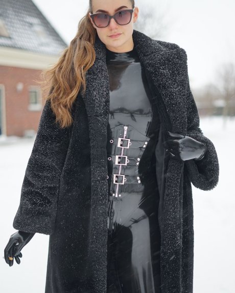 Amazon Eve erotic model photo