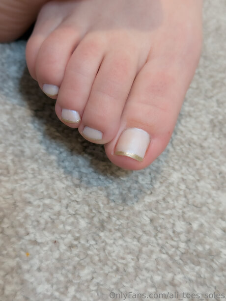 Ali Toes Soles naked model pics