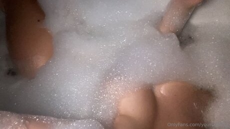 Yourbigtitss naked actress photo