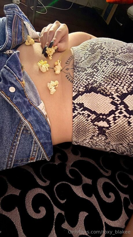 Roxy Blakee nude model pics