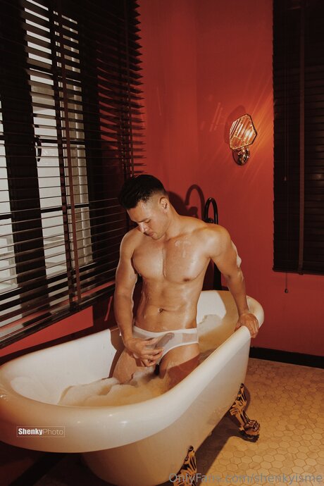 Shenkyisme model naked image