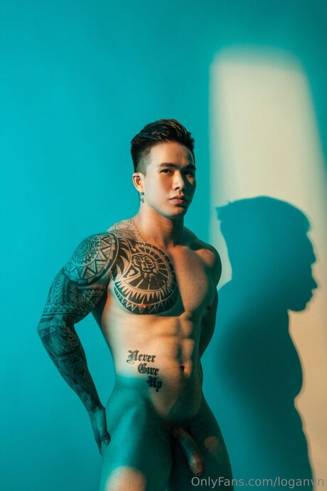 Loganvn model naked img
