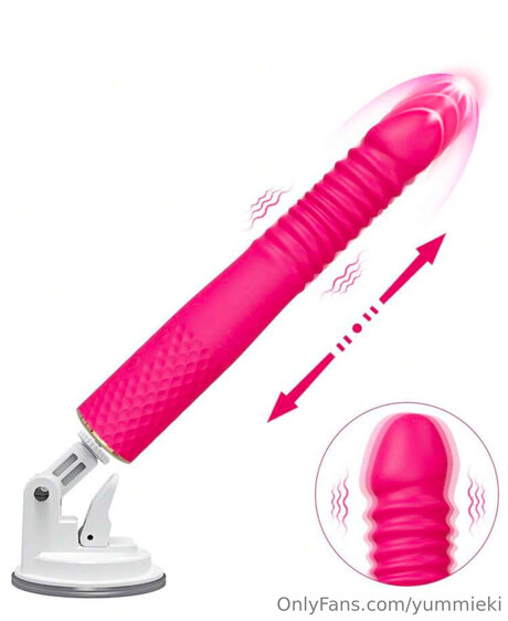 Yummieki sexy pornstar img