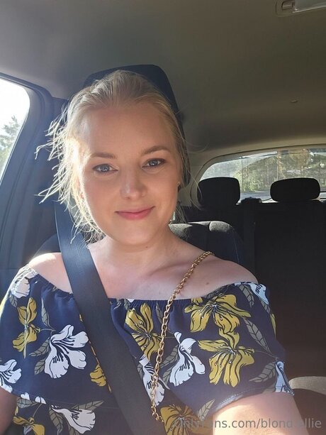 Blond Ellie model sexy photo