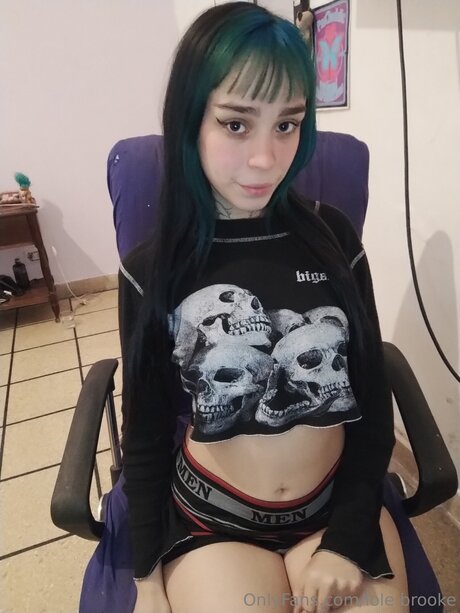 Lole Brooke naked actress picture