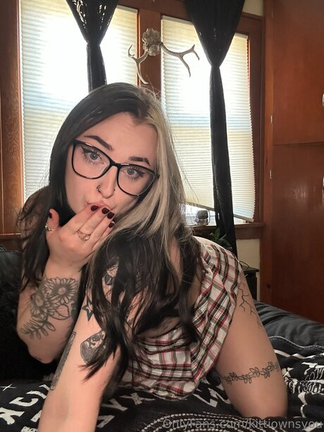 Kittiownsyou pornstar pretty img