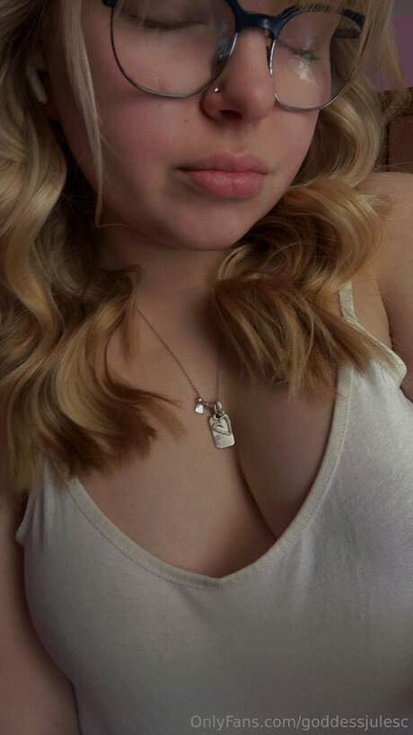 Goddessjulesc star nude picture