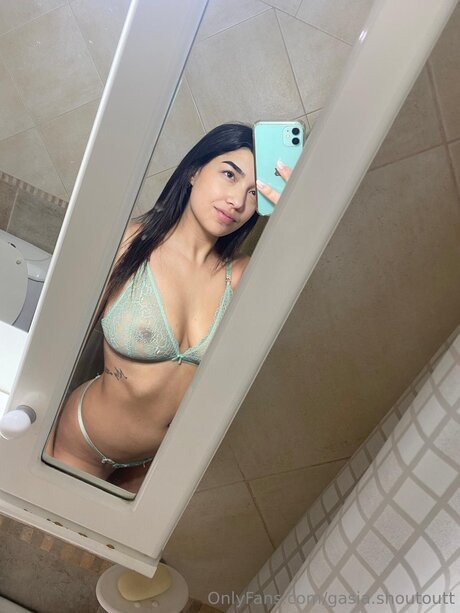 Gasia Shoutoutt nude model photos