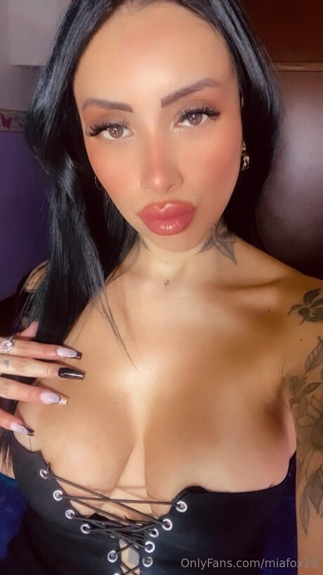 Miafoxvipp pretty model pics