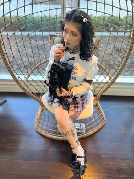 Fantomhoneyxlee sexy model photo