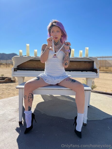 Fantomhoneyxlee model hot galleries