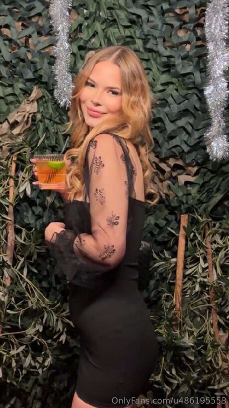 Moollyyx perfect pornstar img