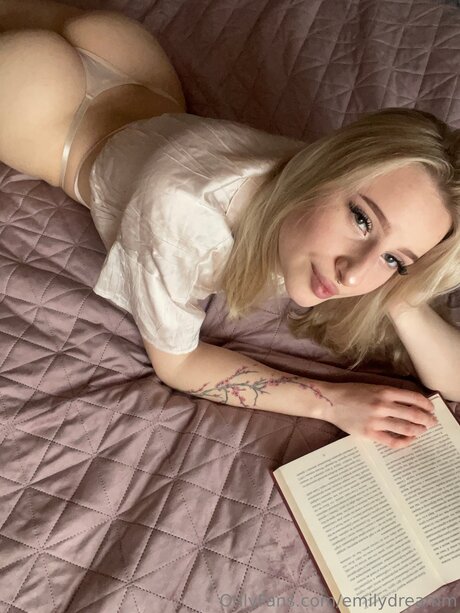 Emilydreamm erotic model photos