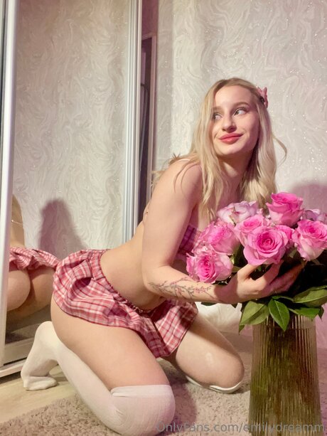 Emilydreamm star erotic pics