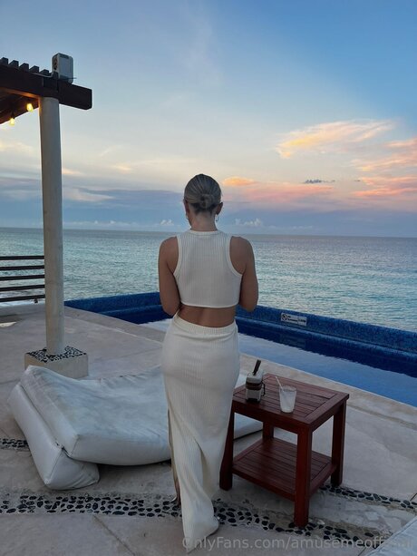 Amusemeofficial naked pornstar picture