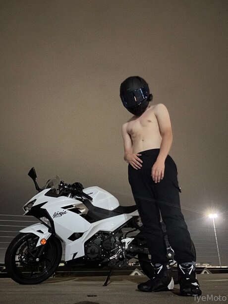 Tyemoto pornographic model pictures