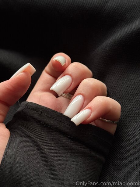 Miabloomi model hd image