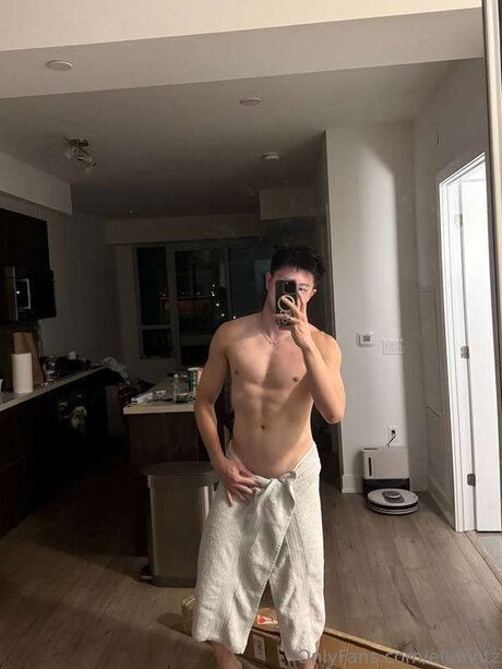 Elimintz nude model pictures