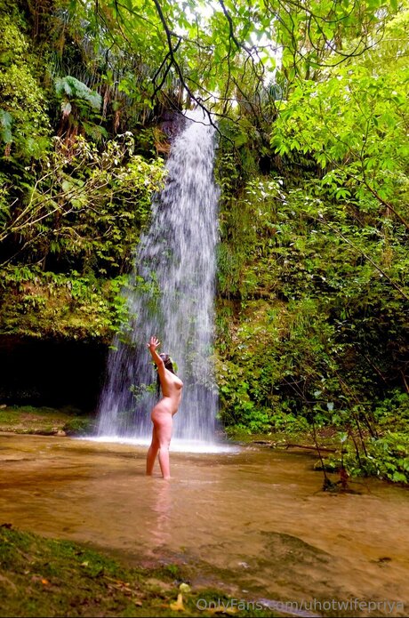 Uhotwifepriya pornstar nice photos