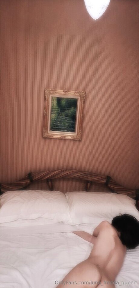 Luna Fredda Queen art model photo