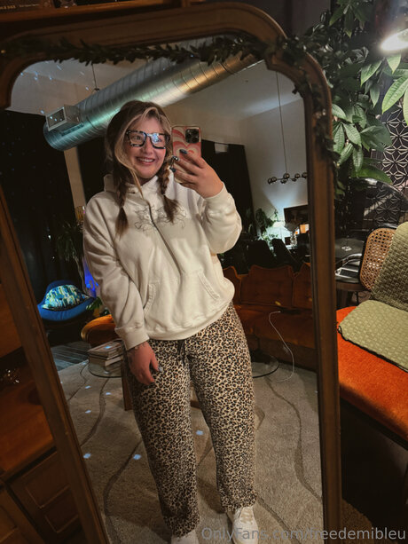 Freedemibleu model hot photos