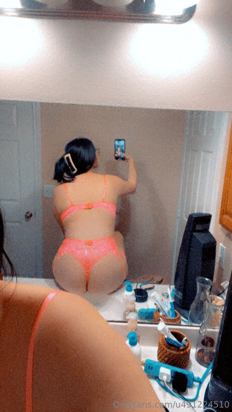 U491224510 exclusive model picture