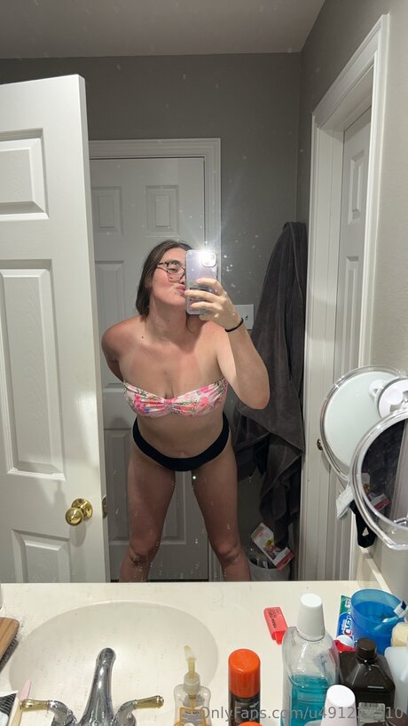 U491224510 porn model gallery