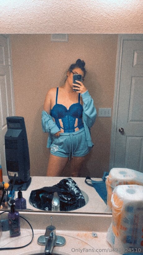 U491224510 pornstar perfect photo