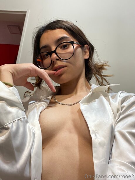 Rooe2 nude actress pic