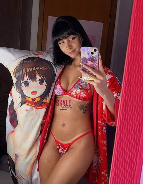 Skyle Cherry naked model pic