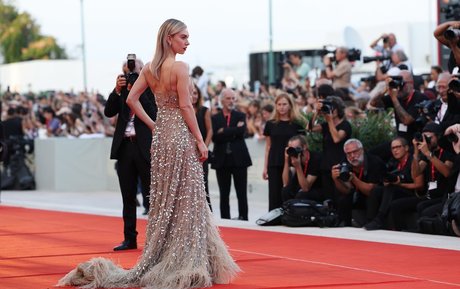 Vanessa Kirby star sexy photos