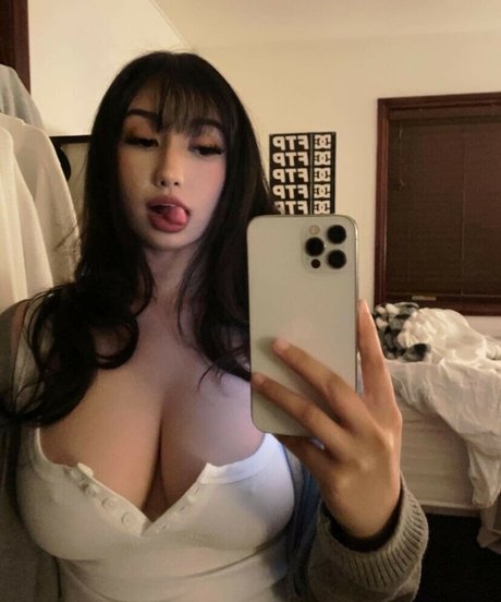 Suilios sexy pornstar pic