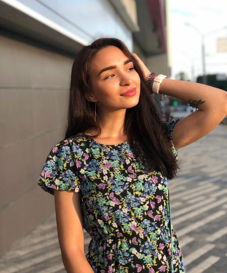 golden zlata best model img