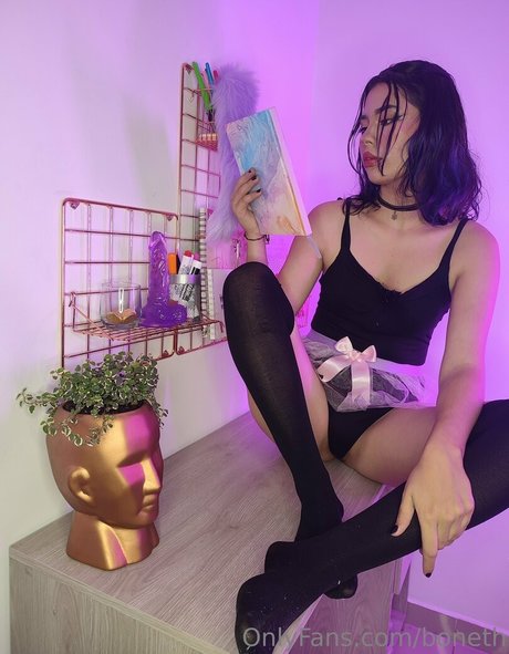 boneth naked star images