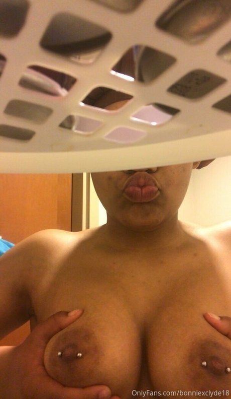 bonniexclyde18 model naked archive