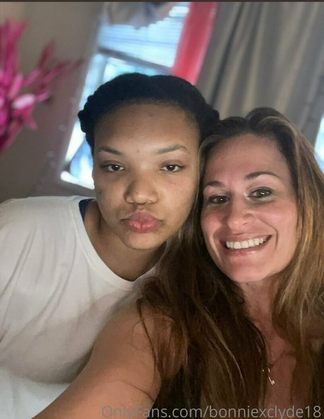 bonniexclyde18 model sexy archive