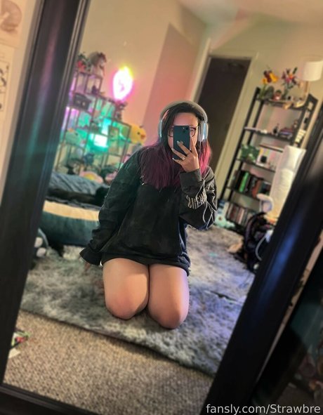 Strawbre art actress galleries