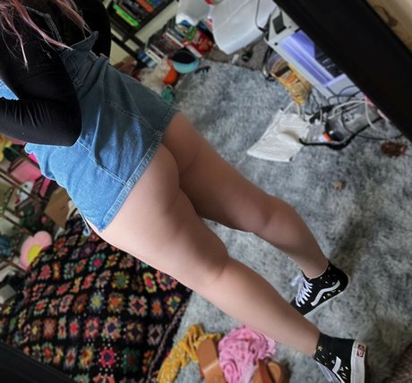 Strawbre model adult picture