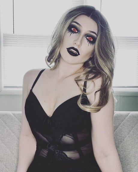 MaisieLynnie art model pics