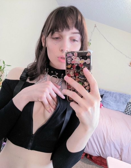 lovebitelola erotic pornstar img