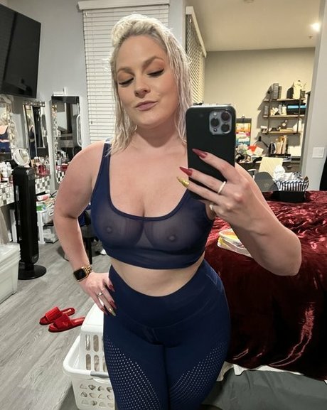 Lisey Sweet pornstar nude gallery