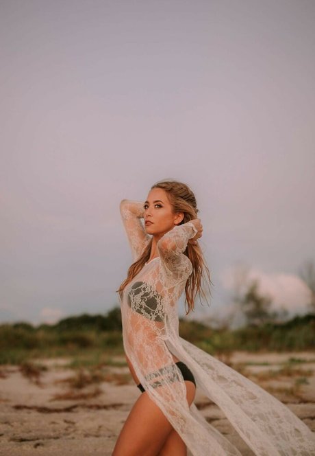 Allie Wes exclusive star photos