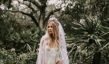 Allie Wes pretty model picture