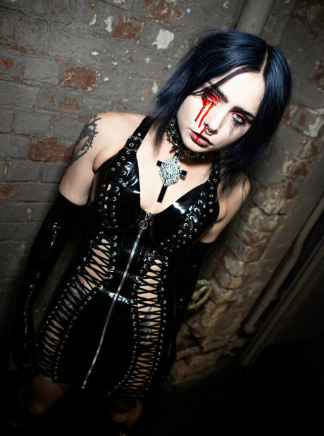 Mimi Barks model top images